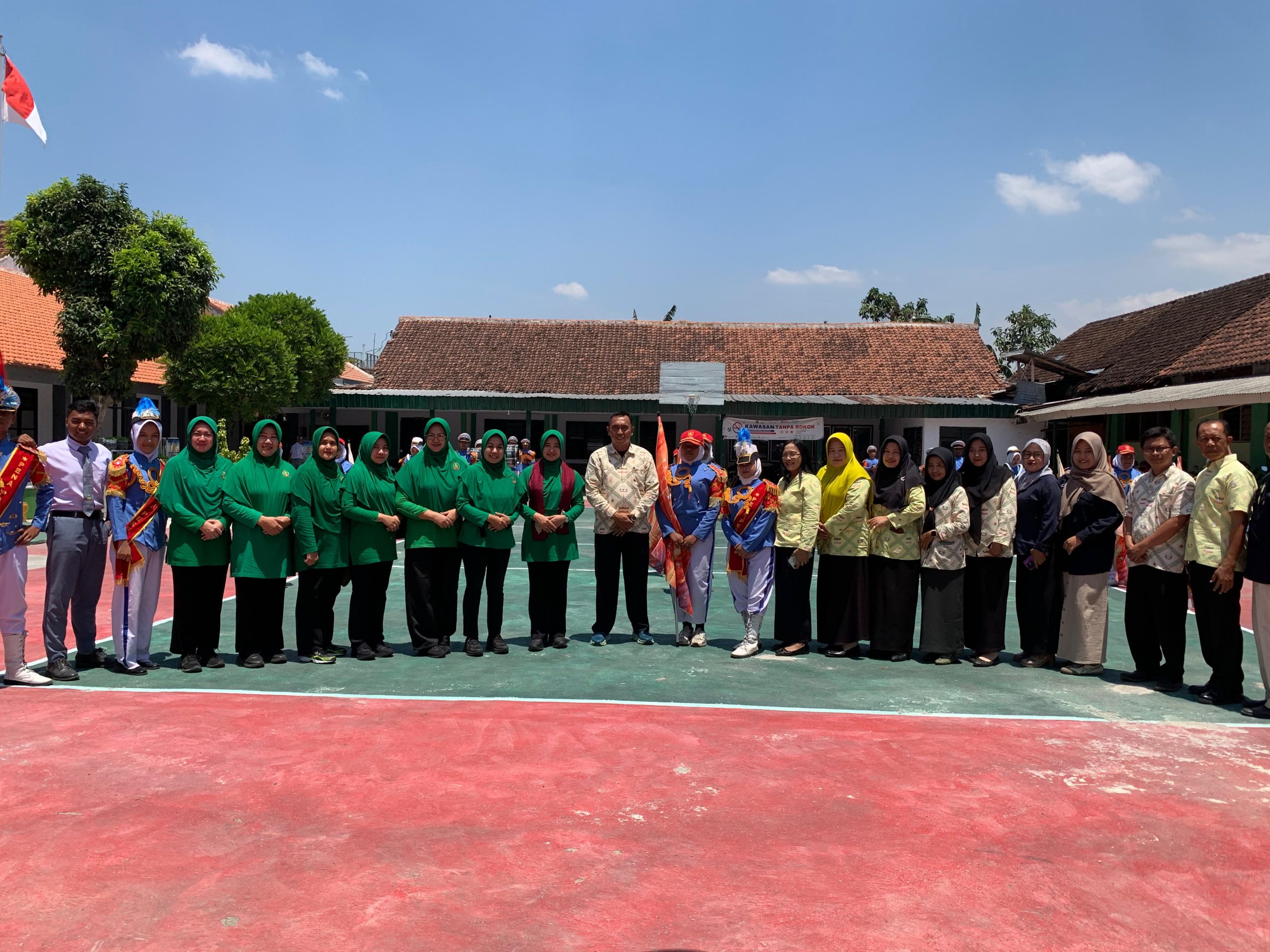 KEDATANGAN IBU KETUA YAYASAN KARTIKA JAYA KOORDINATOR KOREM 083/BALADHIKA JAYA MALANG DISAMBUT MERIAH DRUMBAND PENA PERSAKA SMA KARTIKA IV-2 JEMBER